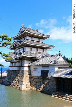 【香川県】晴天の史跡高松城跡・月見櫓（玉藻公園） 98668577