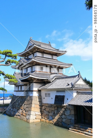 【香川県】晴天の史跡高松城跡・月見櫓（玉藻公園） 98668578