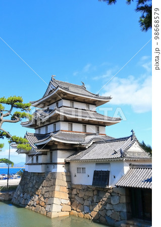 【香川県】晴天の史跡高松城跡・月見櫓(玉藻公園) 【香川県】晴天の史跡高松城跡・月見櫓(玉藻公園) 98668579