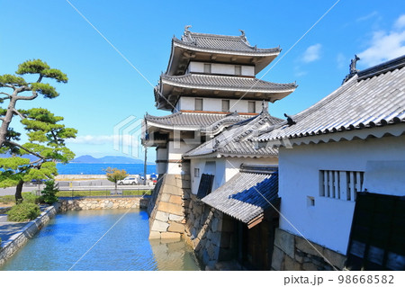 【香川県】晴天の史跡高松城跡・月見櫓（玉藻公園） 98668582