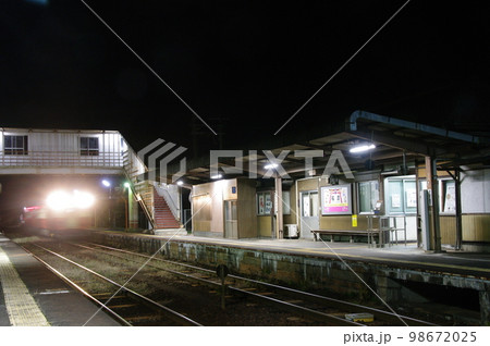 津山線 福渡駅 夜の駅と国鉄色気動車 津山線 福渡駅 夜の駅と国鉄色気動車 98672025