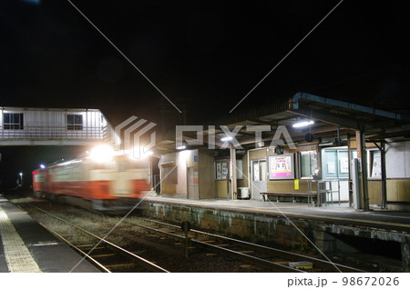津山線 福渡駅 夜の駅と国鉄色気動車 98672026