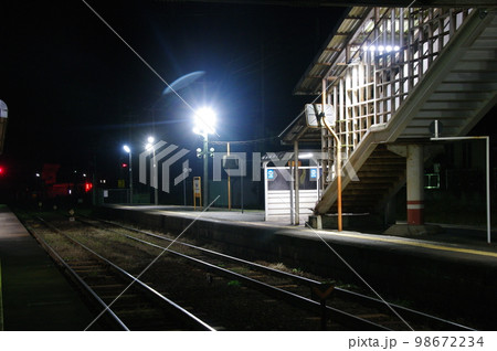 津山線 福渡駅 夜の駅ホーム 98672234