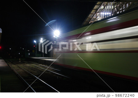 津山線 福渡駅 夜の駅と急行色気動車 津山線 福渡駅 夜の駅と急行色気動車 98672240