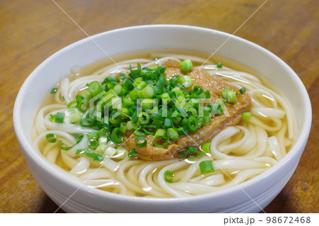 とてもおいしい日本のきつねうどん 98672468