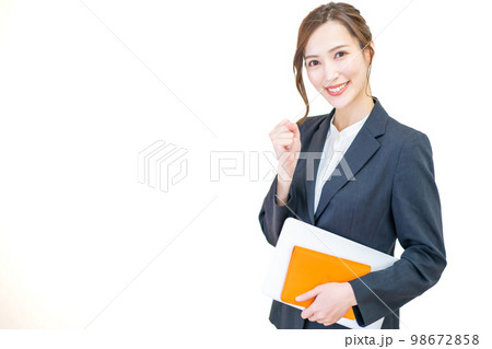 手帳を持ったガッツポーズのキャリアウーマン 98672858