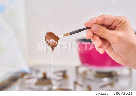 チョコレート作り・お菓子作りイメージ チョコレート作り・お菓子作りイメージ 98673021
