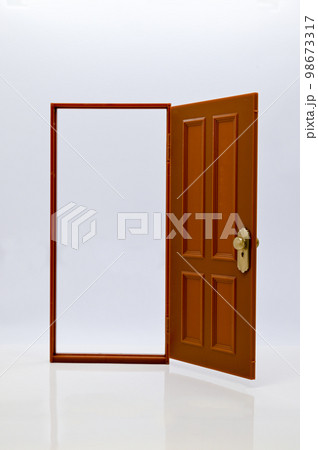 ミニチュアのドア 98673317