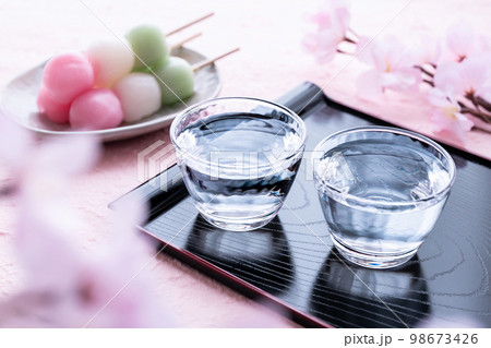 日本酒　お花見のイメージ素材 98673426