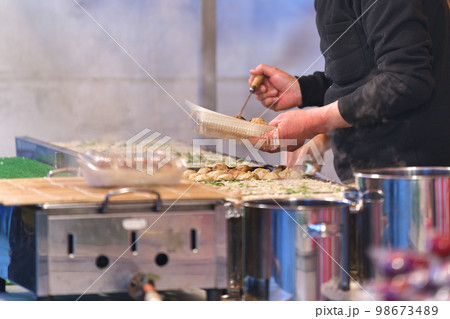 祭りの屋台　たこ焼き 98673489