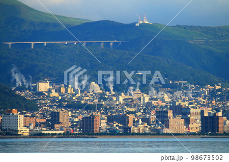 湯煙の街（別府市・鉄輪温泉） 98673502