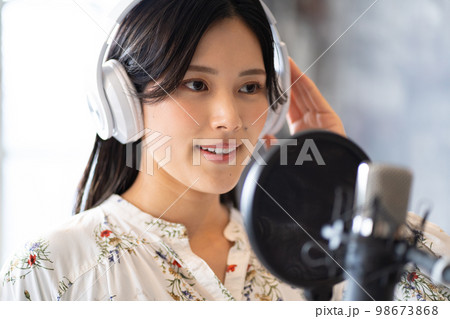 若い女性ポートレート（ボーカル、ナレーター 98673868