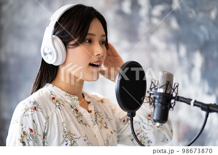 若い女性ポートレート(ボーカル、ナレーター 若い女性ポートレート(ボーカル、ナレーター 98673870