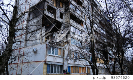 A residential building destroyed by a missile strike by the Russian army in a Ukrainian city 98674620
