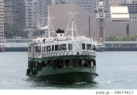 ホンコンのビクトリア湾を航行するスターフェリー 98674817