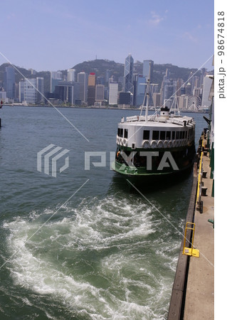 ホンコンのビクトリア湾を航行するスターフェリー 98674818