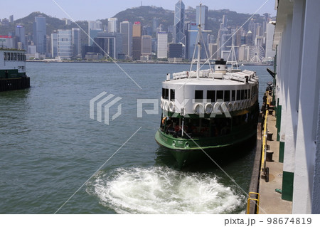 ホンコンのビクトリア湾を航行するスターフェリー 98674819