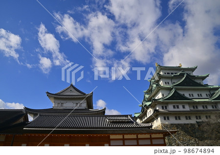 青空の下の名古屋城 青空の下の名古屋城 98674894