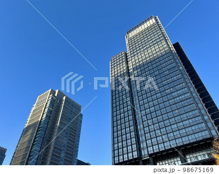 東京：丸の内界隈のビル(空に白い月)/The buildings in Tokyo 98675169