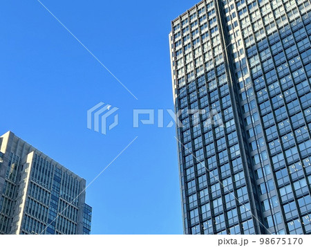 東京：丸の内界隈のビル(空に白い月)/The buildings in Tokyo 98675170