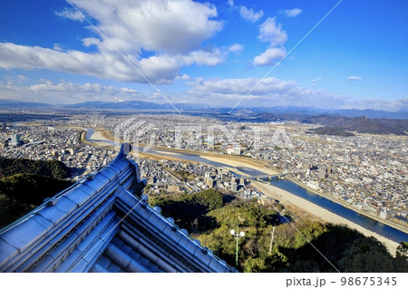 岐阜県 岐阜城の鬼瓦と岐阜市街の眺め(西方・伊吹山方面) 岐阜県 岐阜城の鬼瓦と岐阜市街の眺め(西方・伊吹山方面) 98675345