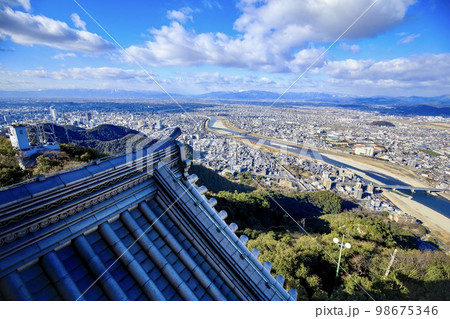 岐阜県　岐阜城の鬼瓦と岐阜市街の眺め（西方・伊吹山方面） 98675346