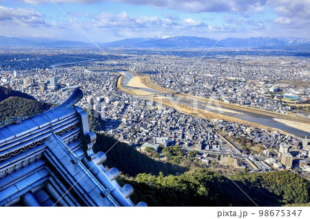 岐阜県 岐阜城の鬼瓦と岐阜市街の眺め(西方・伊吹山方面) 岐阜県 岐阜城の鬼瓦と岐阜市街の眺め(西方・伊吹山方面) 98675347