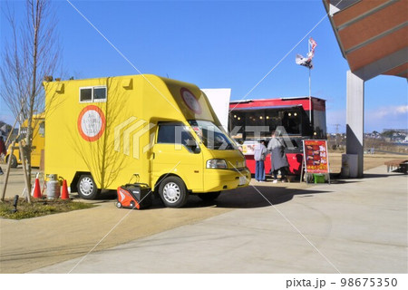 何処へでも何処までもキッチンカー。味は最高青空レストラン。 98675350