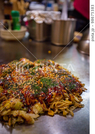 お好み村にて本場広島のお好み焼き 98675383