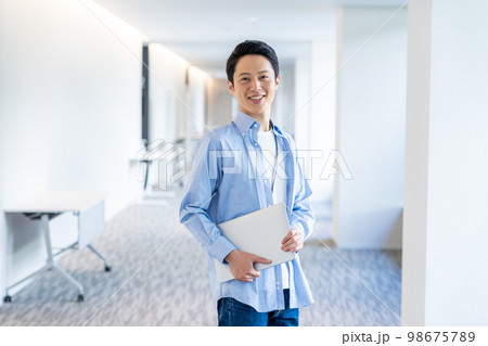 ノートパソコンを持つビジネスマン　撮影協力「LINK FOREST」 98675789