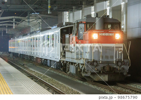 JR九州305系甲種輸送列車（JR貨物 DE10形ディーゼル機関車牽引）の写真