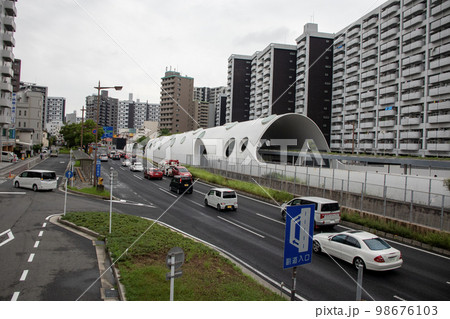 曇天の広島市アストラムラインの白島駅 98676103