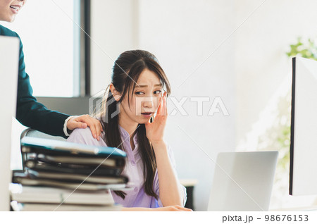パワハラを受ける若いビジネスウーマン 98676153