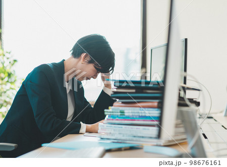 仕事に忙殺されるビジネスウーマン 仕事に忙殺されるビジネスウーマン 98676161