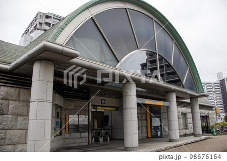 曇天の広島市アストラムラインの城北駅 曇天の広島市アストラムラインの城北駅 98676164