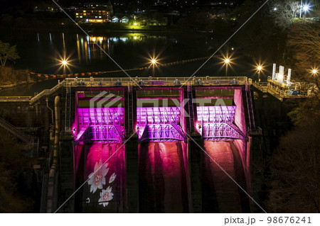 ライトアップされた高遠ダム 長野県伊那市高遠町にて ライトアップされた高遠ダム 長野県伊那市高遠町にて 98676241