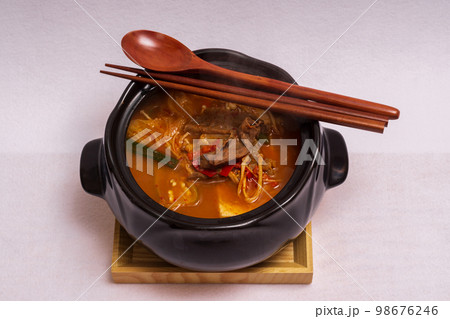 味噌チゲ 静物 箸 98676246