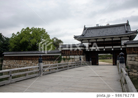 史跡広島城跡二の丸表御門 98676278
