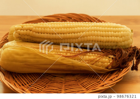 トウモロコシ 静物 ざる 98676321