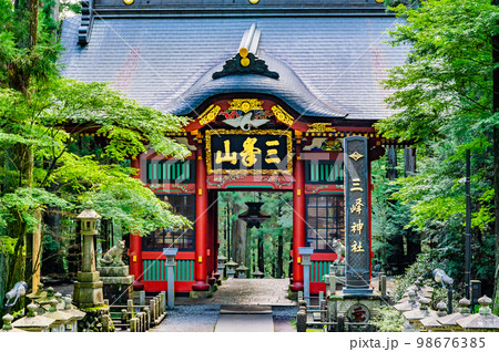 埼玉県 三峯神社　随身門 98676385