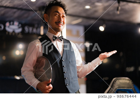 髭のウェイター 98676444