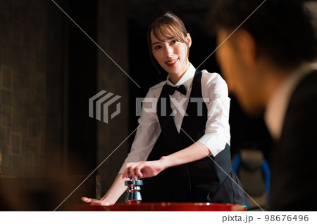 ルーレットで遊ぶ髭スーツの男性 98676496