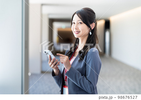 スマホを持つビジネスウーマン　撮影協力「LINK FOREST」 98676527