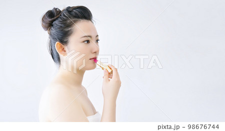 口紅を塗る若い女性 98676744