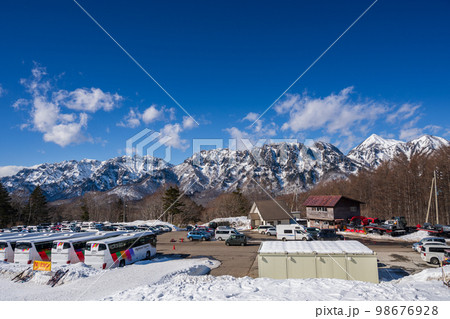 ゲレンデから眺める雪山の眺望 ゲレンデから眺める雪山の眺望 98676928