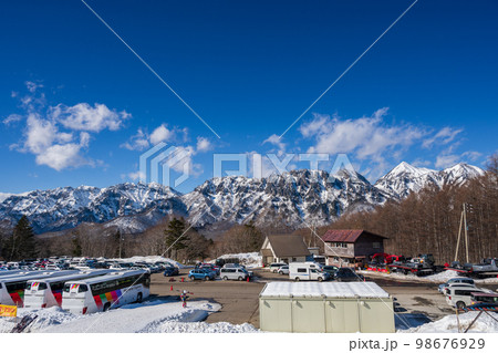 ゲレンデから眺める雪山の眺望 ゲレンデから眺める雪山の眺望 98676929
