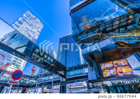 日本の東京都市景観 渋谷中央街から渋谷駅や東急プラザ、桜丘口再開発のビルなどを望む＝1月26日 98677044