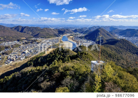 岐阜県　岐阜県城展望室からの眺め（北東方 関市・御嶽山方面） 98677096