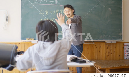 挙手する男子小学生 98677167