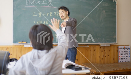 挙手する男子小学生 98677168